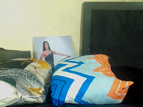 GoldenCumTYRA webcam