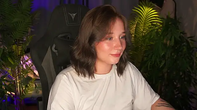 alicetrenton (F young) - squeeze boobs under top