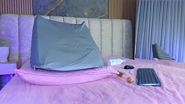 mia_scot webcam