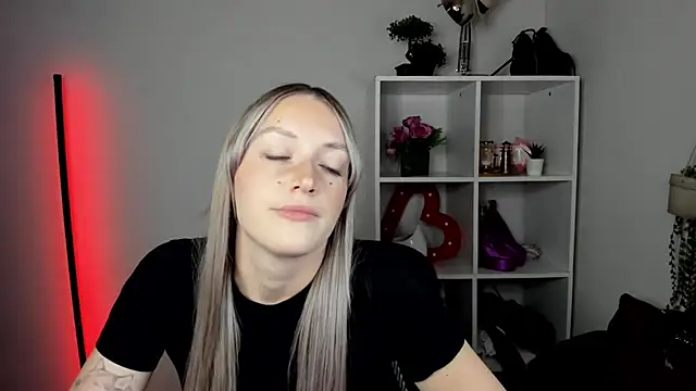 EvelynBlond live cam on StripChat