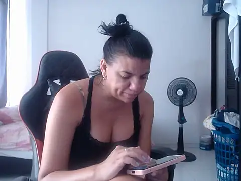 Adriana_0312 live cam on StripChat