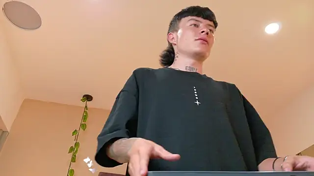 nascary_fox (M twink) - show body +oil