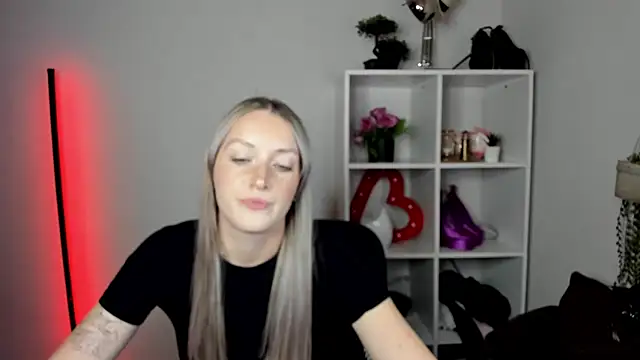 EvelynBlond webcam