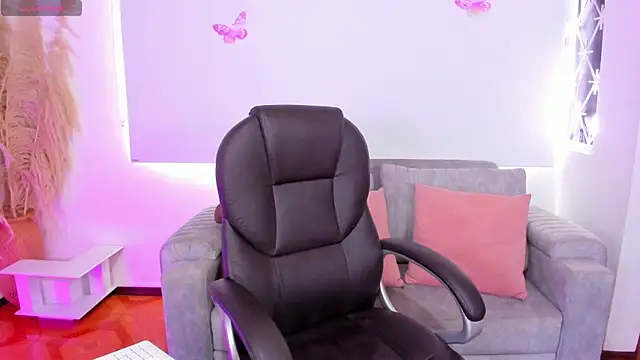 NaomiSaenz_ webcam