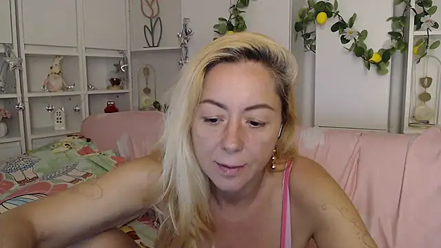 _karolynesyera_ live cam on StripChat