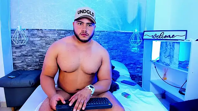 apolorusso - Apolorusso's free webcam - UK Sex Cams