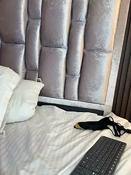 Zahra_milks webcam