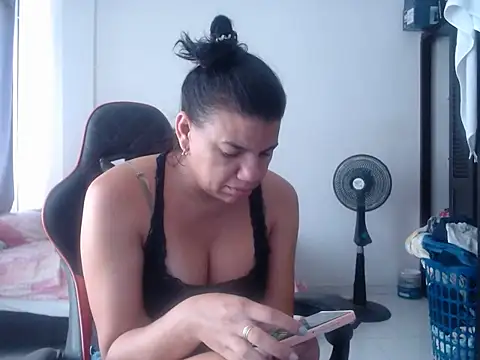 Adriana_0312 live cam on StripChat