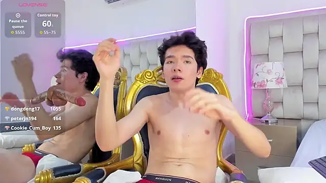 maxxieray (M twink) - two fingers in my ass