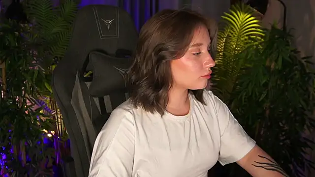 alicetrenton (F young) - squeeze boobs under top