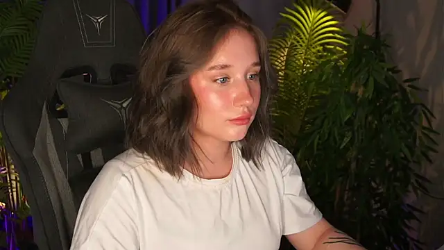 alicetrenton (F young) - squeeze boobs under top
