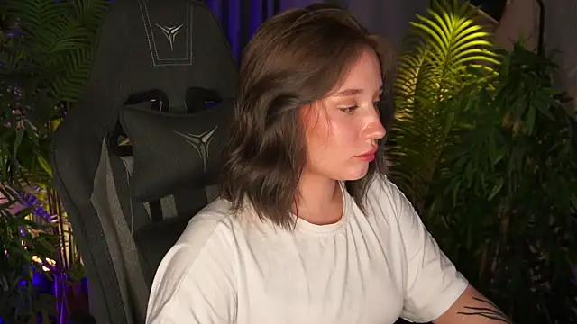 alicetrenton (F young) - squeeze boobs under top