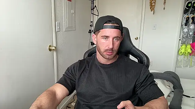 brettmycles28 live cam on StripChat