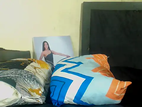 GoldenCumTYRA webcam
