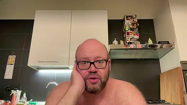 theitalianbear live cam on StripChat
