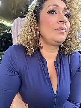 katti_barrera (F milf) - Flash tits+ drops of milk
