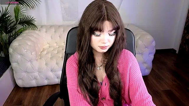 maddymystie (F young) - play with nipples and spit on them
