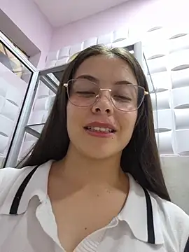 emmasweet_val (F young) - Squats face without pants