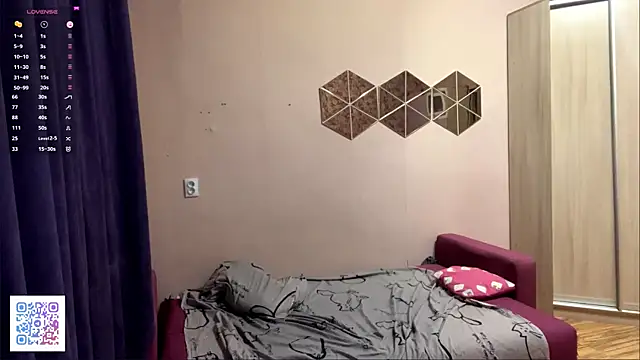 dianeadams (F young) - Go doggy and touch pussy