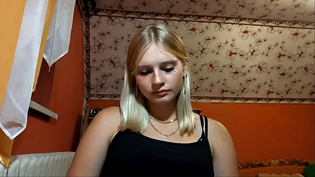 lavelleholbrook (F teen) - show your leg