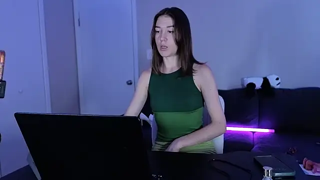 zoomonme_x - ZoomOnMe_X's free webcam - UK Sex Cams