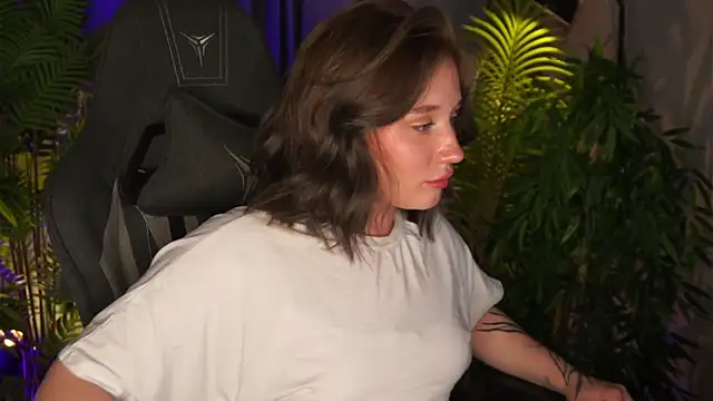 alicetrenton (F young) - squeeze boobs under top