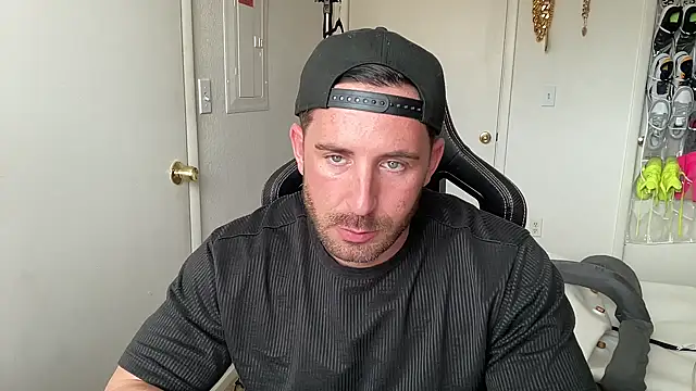 brettmycles28 live cam on StripChat