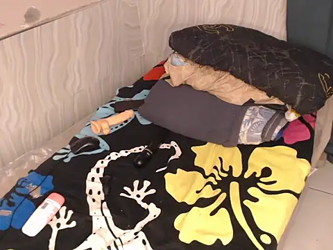 QueenShelly03 live cam on StripChat