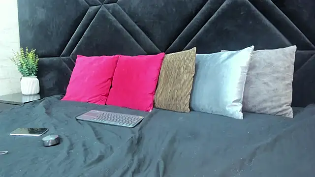 dantzel_ (F young) - fingers in pussy