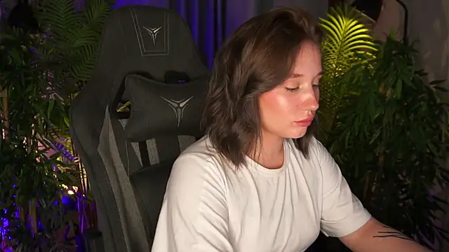 alicetrenton (F young) - squeeze boobs under top