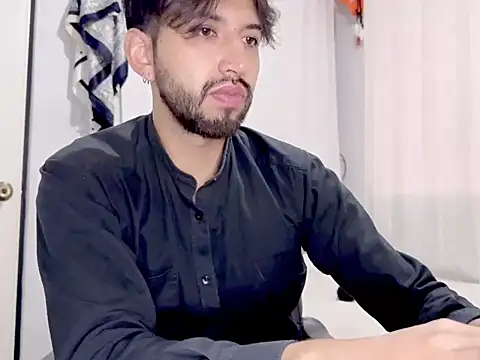 thomass1018 live cam on StripChat