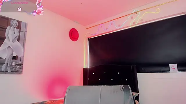 Kendall_hornyy live cam on StripChat
