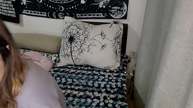 AlienforTwenty live cam on StripChat