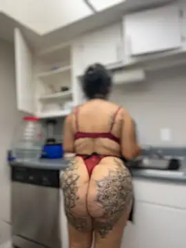 latina_curvy22 webcam