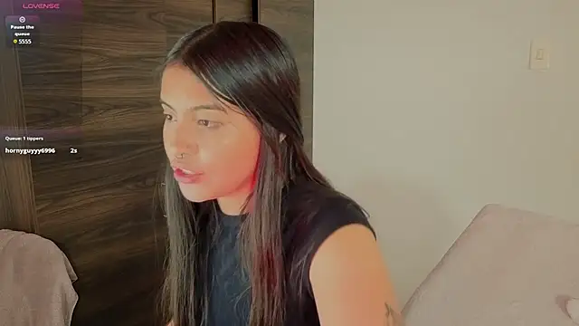 elenna_salvatoree live cam on StripChat