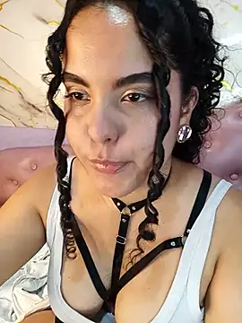 nicolleoverton (F young) - Fuck pussy with dildo
