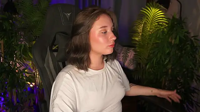 alicetrenton (F young) - squeeze boobs under top