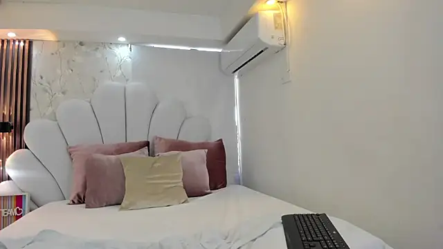 luna_bloomm_ webcam
