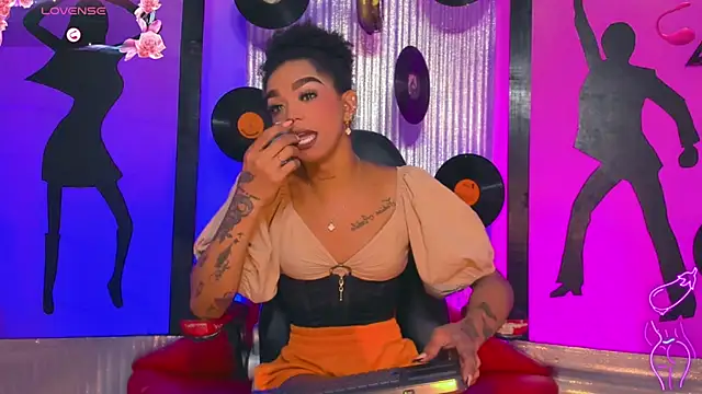 nickyminach_ webcam