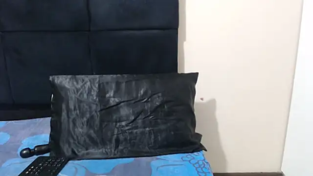 SweetHotBabby18 webcam