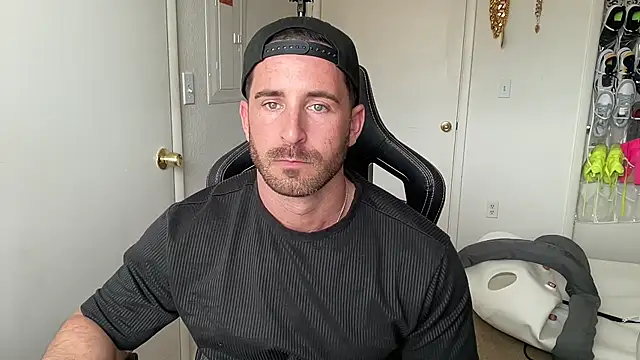 brettmycles28 live cam on StripChat