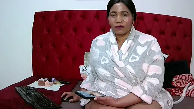 CurvyQueenx2 webcam