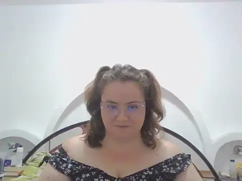 CurvyMia_XX webcam