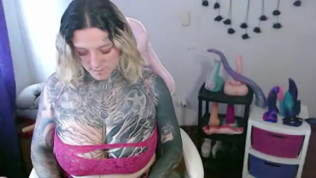 SLOPPYTITSS live cam on StripChat