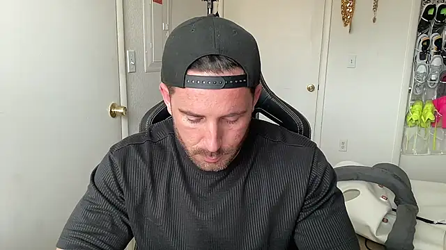 brettmycles28 live cam on StripChat
