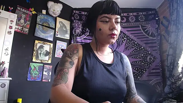 Yourmadame_P webcam