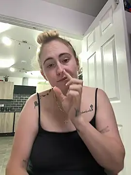BaddieRiRi224 live cam on StripChat
