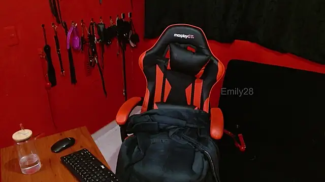 Emily_Slave28 live cam on StripChat