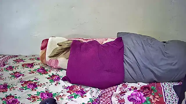 SlenderCurvexxx live cam on StripChat