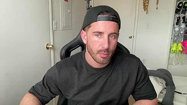 brettmycles28 live cam on StripChat